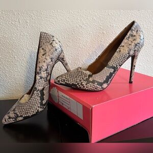 Charlotte Russe Philipa _ Faux Snake Neutral _Women’s size 9